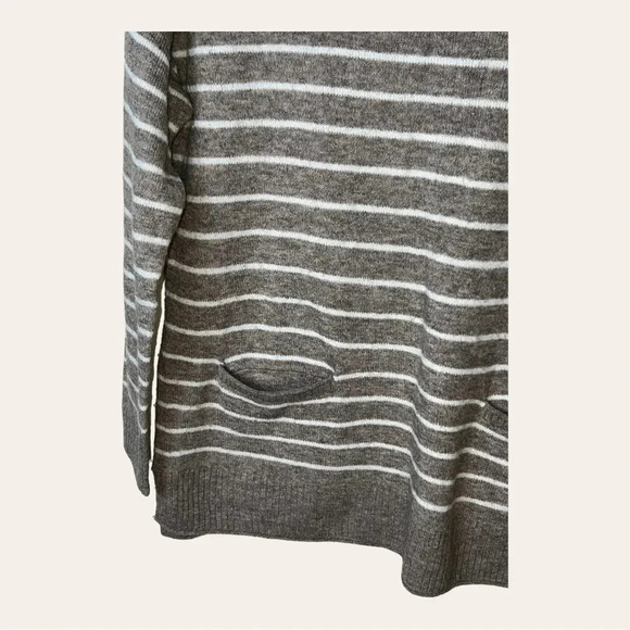 0120W. ABERCROMBIE AND FITCH LONG SLEEVE‎ SWEATER WITH POCKETS SIZE SMALL - Picture 4 of 13